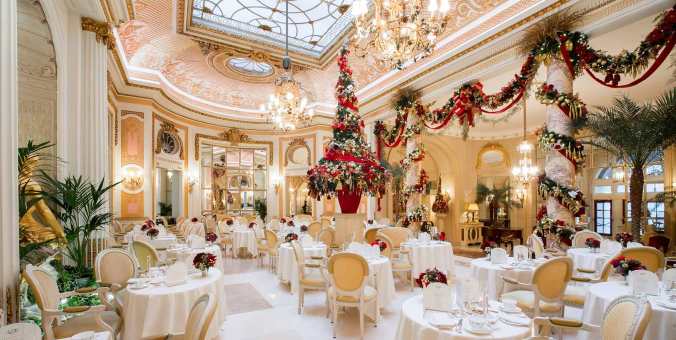 Christmas-inside-The-Palm-Court