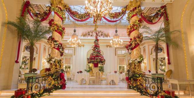 Christmas-outside-The-Palm-Court