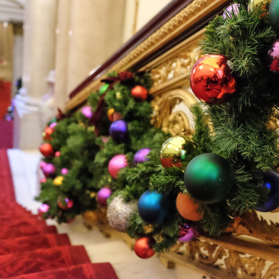 buckingham-palace-christmas-decorations-3_sq