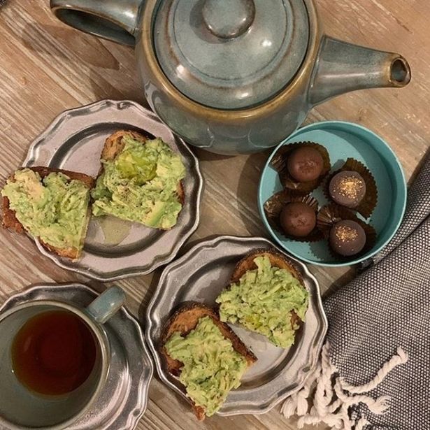 meghan-markle-serves-friend-avocado-on-toast-on-a-silver-platter