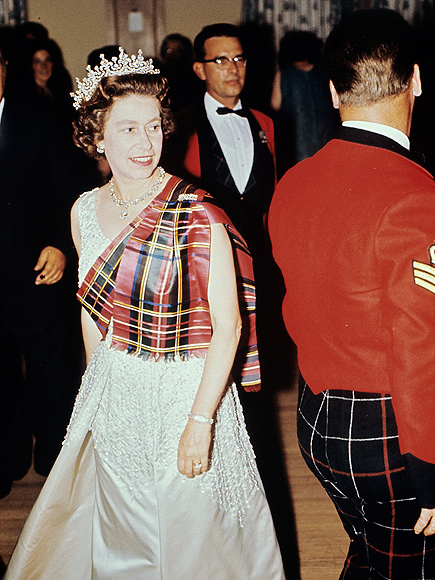 queen-elizabeth-scottish dance