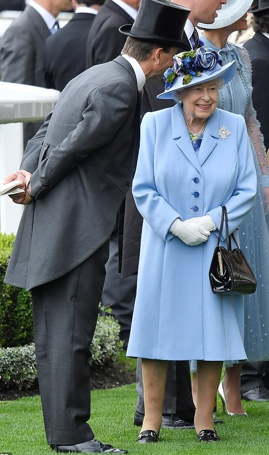 ascot 19 the queen.jpg