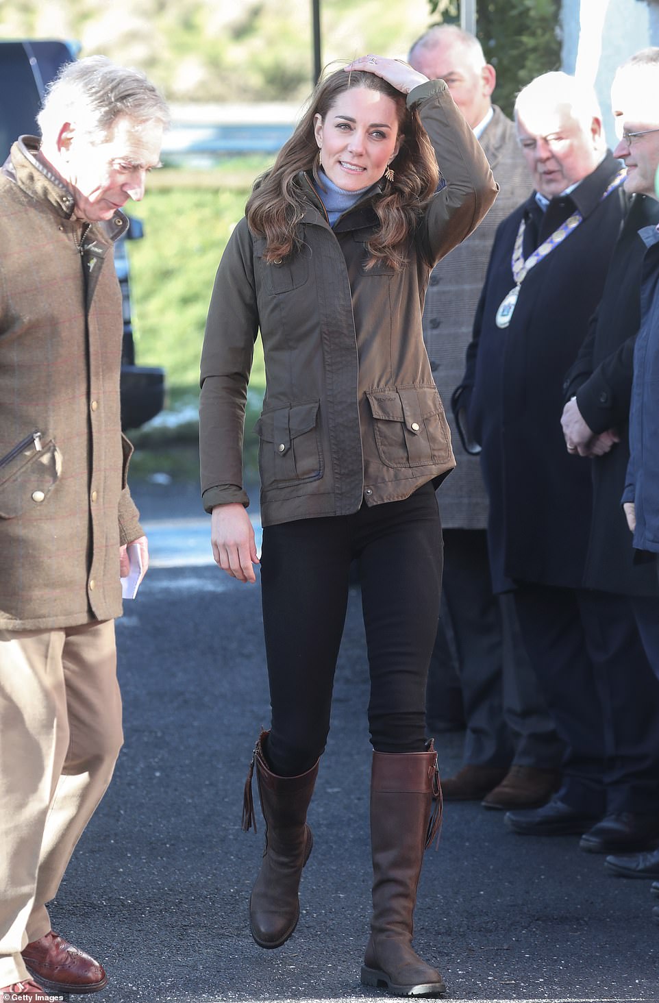 24647966-7995451-The_Duchess_of_Cambridge_cut_a_casual_figure_as_she_arrived_at_A-a-35_1581512609025