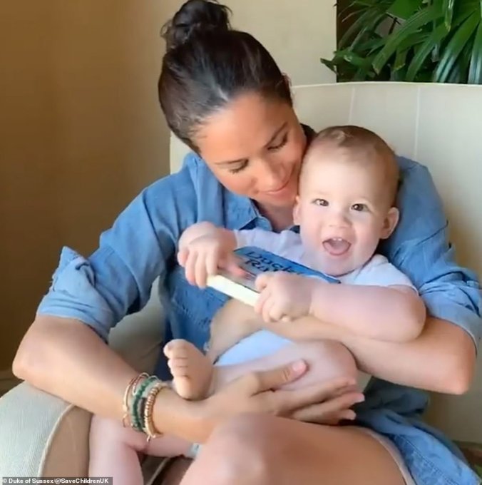 28068230-8292509-Archie_sports_a_full_head_of_hair_and_is_wearing_a_T_shirt_in_th-a-17_1588770884040